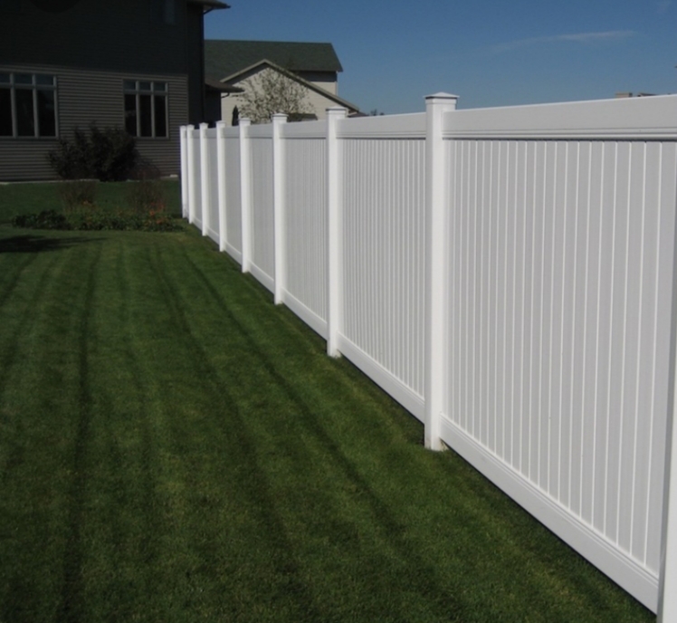 Vinyl fence installation in Encinitas California